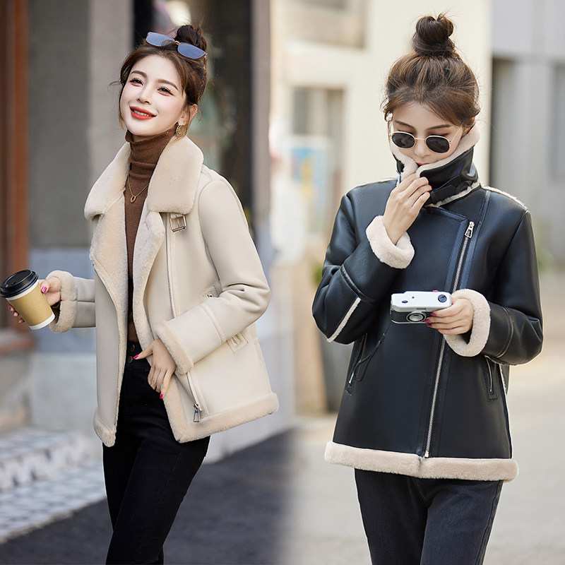 现货2025冬季新款简约舒适气质翻领PU皮毛一体中长外套，女装羊羔毛/颗粒绒，怡心阁,女装短外套,衣佳和