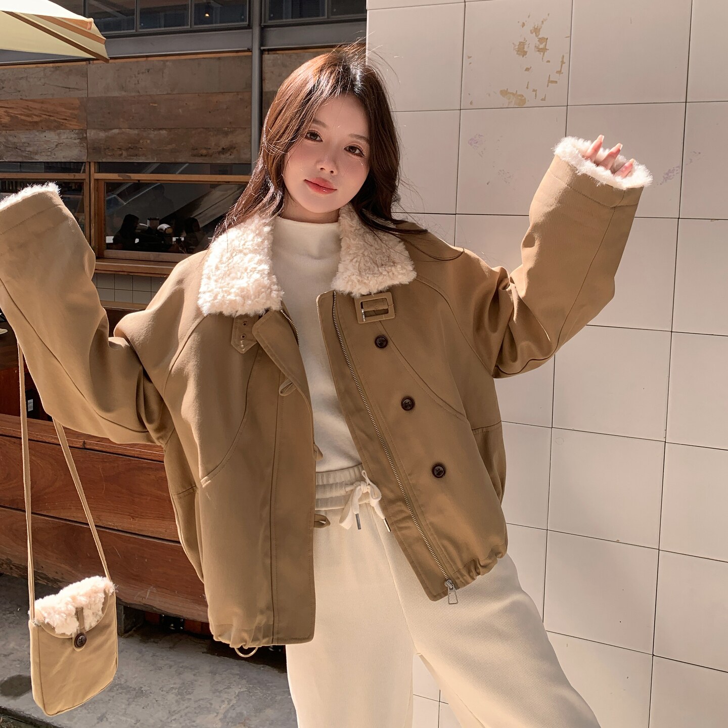黄色温柔风羊羔毛毛领气质羽绒服女冬2025新款白鸭绒保暖外套图片
