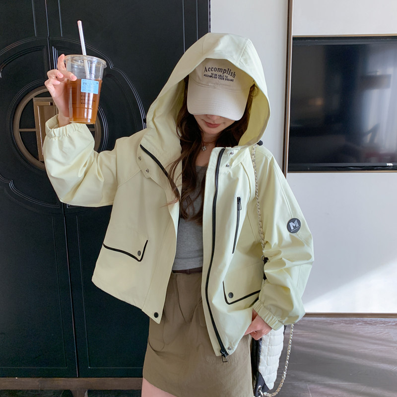 浅绿色撞色贴标冲锋衣外套女2025春秋季新款韩版显瘦连帽夹克上衣,女装短外套,2C266