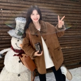 咖色牛角扣翻领羊羔毛外套女秋冬2025新款时髦皮毛一体爆款棉服，女装派克服，2D044