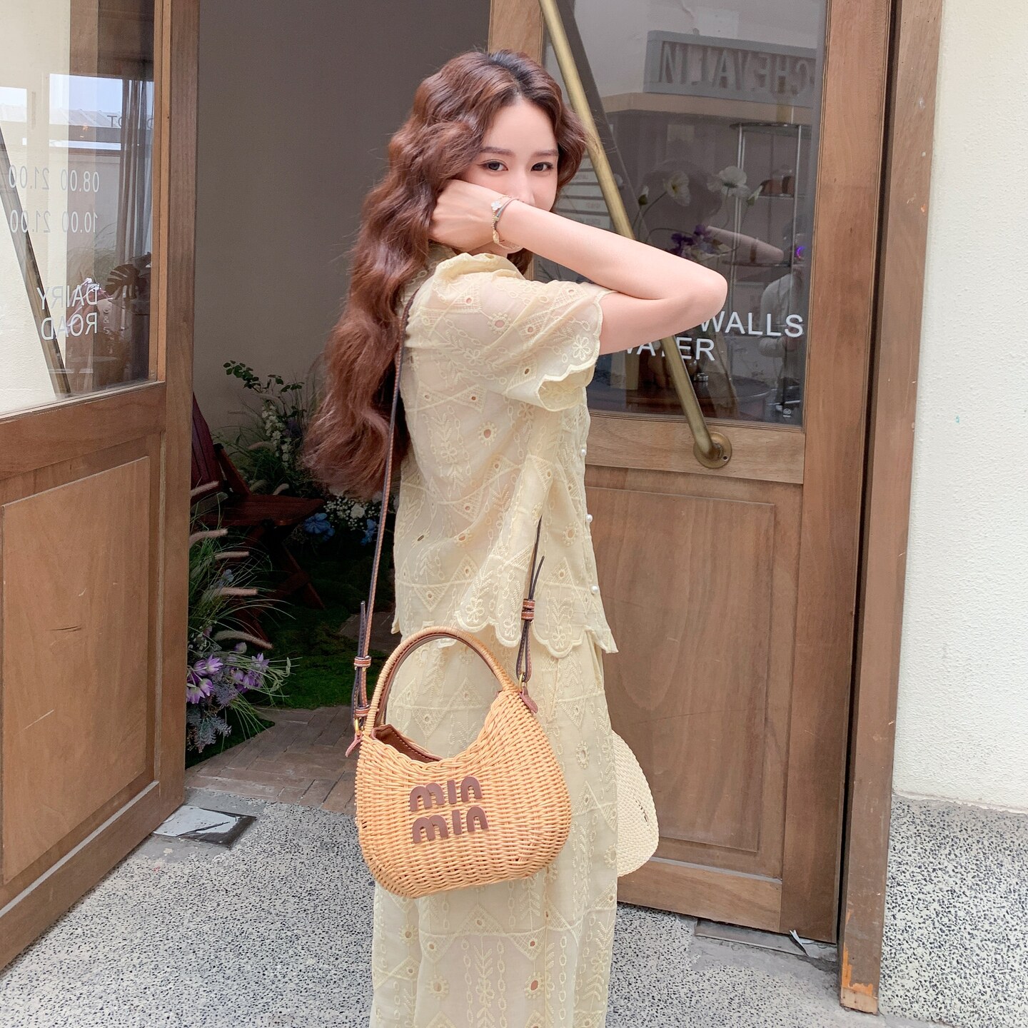 浅黄色镂空刺绣套装女2025夏季新款法式甜美风衬衫阔腿裙裤两件套,女装套装/套裙,2C218