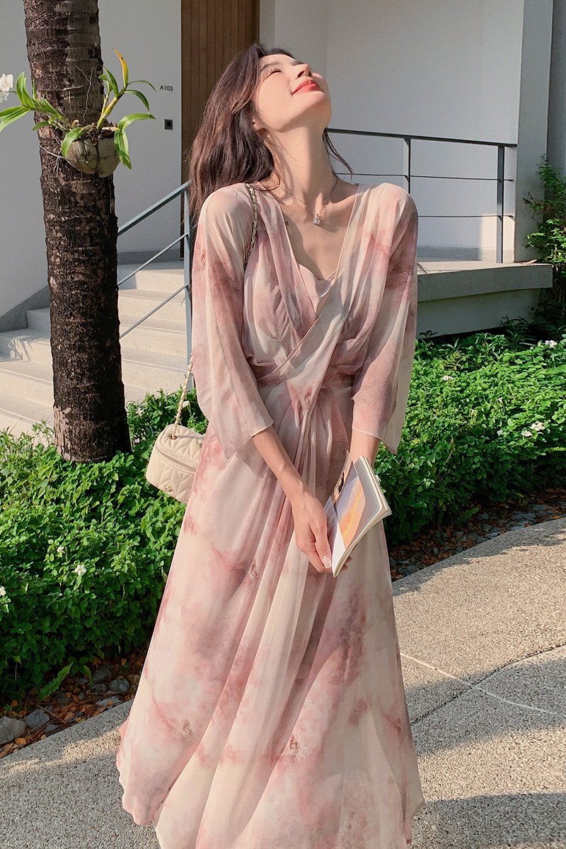 多巴胺穿搭吊带配粉色V领连衣裙女夏超火松弛感绝美度假长裙套装,女装连衣裙,2C088