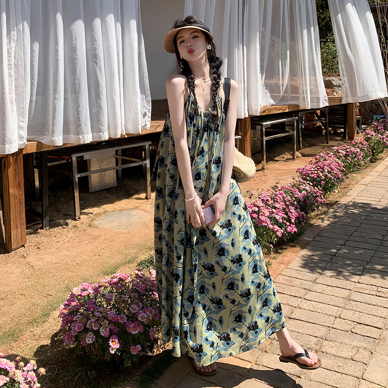 法式设计感碎花连衣裙女2025夏新款宽松显瘦度假风惊艳绝美吊带裙图片