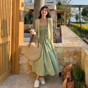 绿色甜妹绝美针织开衫格子吊带长裙女夏新款森系别致两件套连衣裙图片
