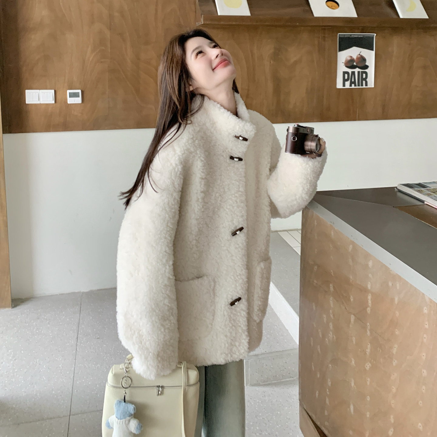 米白色韩系立领羊羔毛外套女冬季中长款加厚牛角扣皮毛一体大衣图片