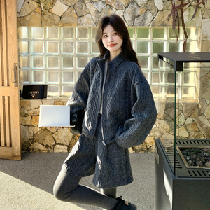 灰色慵懒风针织毛领开衫套装女秋冬季松弛感休闲运动短裤两件套图片