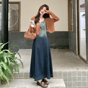 渐变色复古牛仔吊带连衣裙套装女2025秋巨好看针织开衫长裙两件套图片