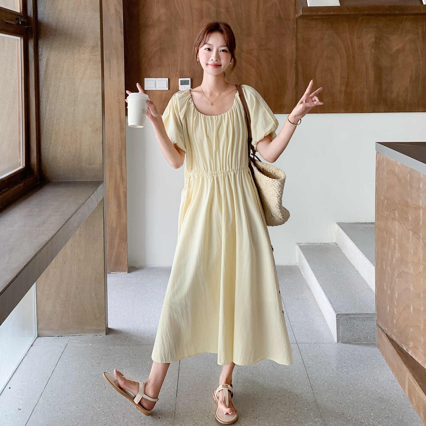 法式甜美温柔圆领泡泡袖收腰显瘦慵懒度假连衣裙女2025夏季新款潮图片