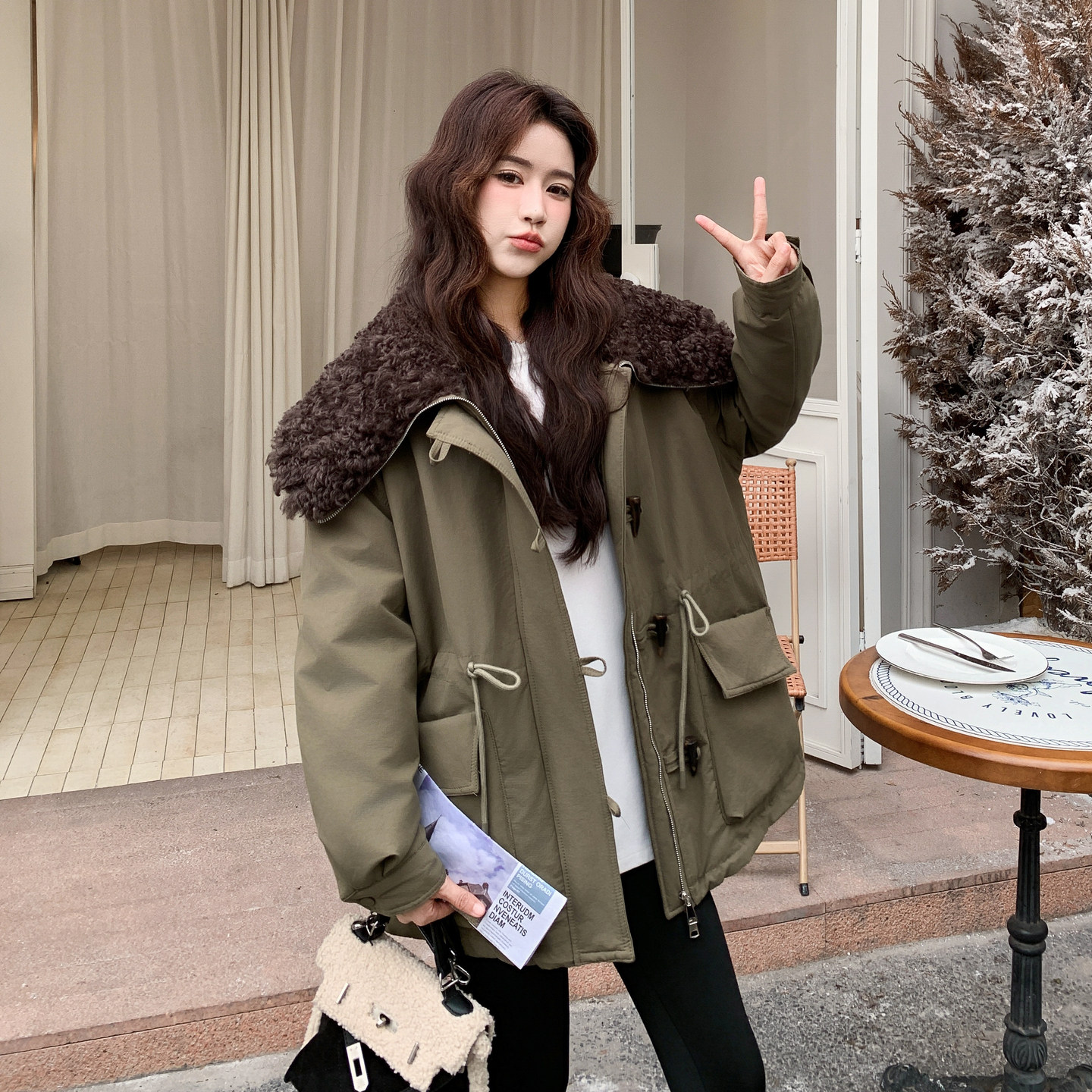 军绿色羊羔毛大翻领羽绒服女2025年冬季新款牛角扣白鸭绒保暖外套,女装羽绒服,2C227