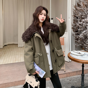 军绿色羊羔毛大翻领羽绒服女2025年冬季新款牛角扣白鸭绒保暖外套图片