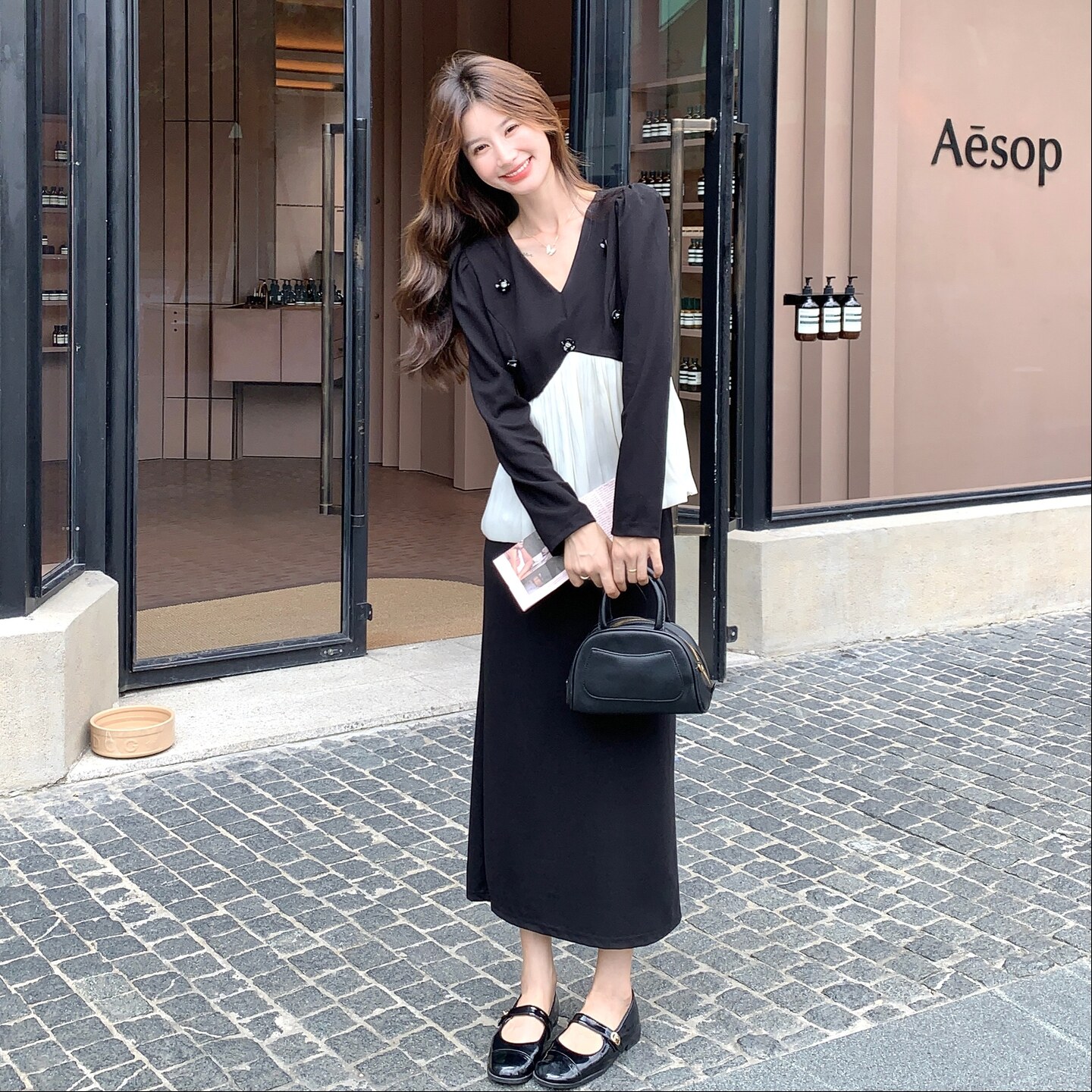 法式优雅黑白拼接套装裙女2025秋季新款气质v领上衣半身裙两件套图片