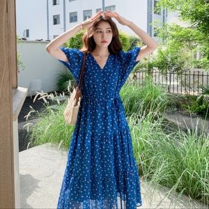 蓝色粉色碎花V领泡泡袖连衣裙女2025夏新款温柔风气质减龄茶歇裙图片