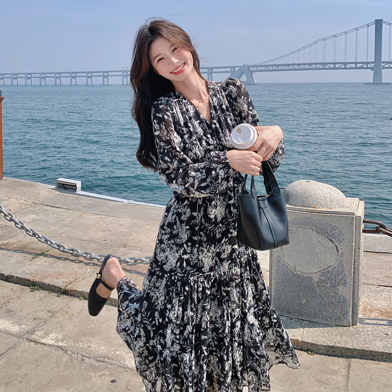 法式减龄收腰V领碎花连衣裙女春秋2025新款流行爆款漂亮洋气长裙,女装连衣裙,2C375