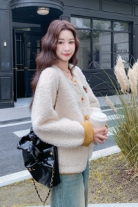 米白色圆领羊羔毛外套女2025冬季新款韩版撞色减龄小个子皮毛一体图片