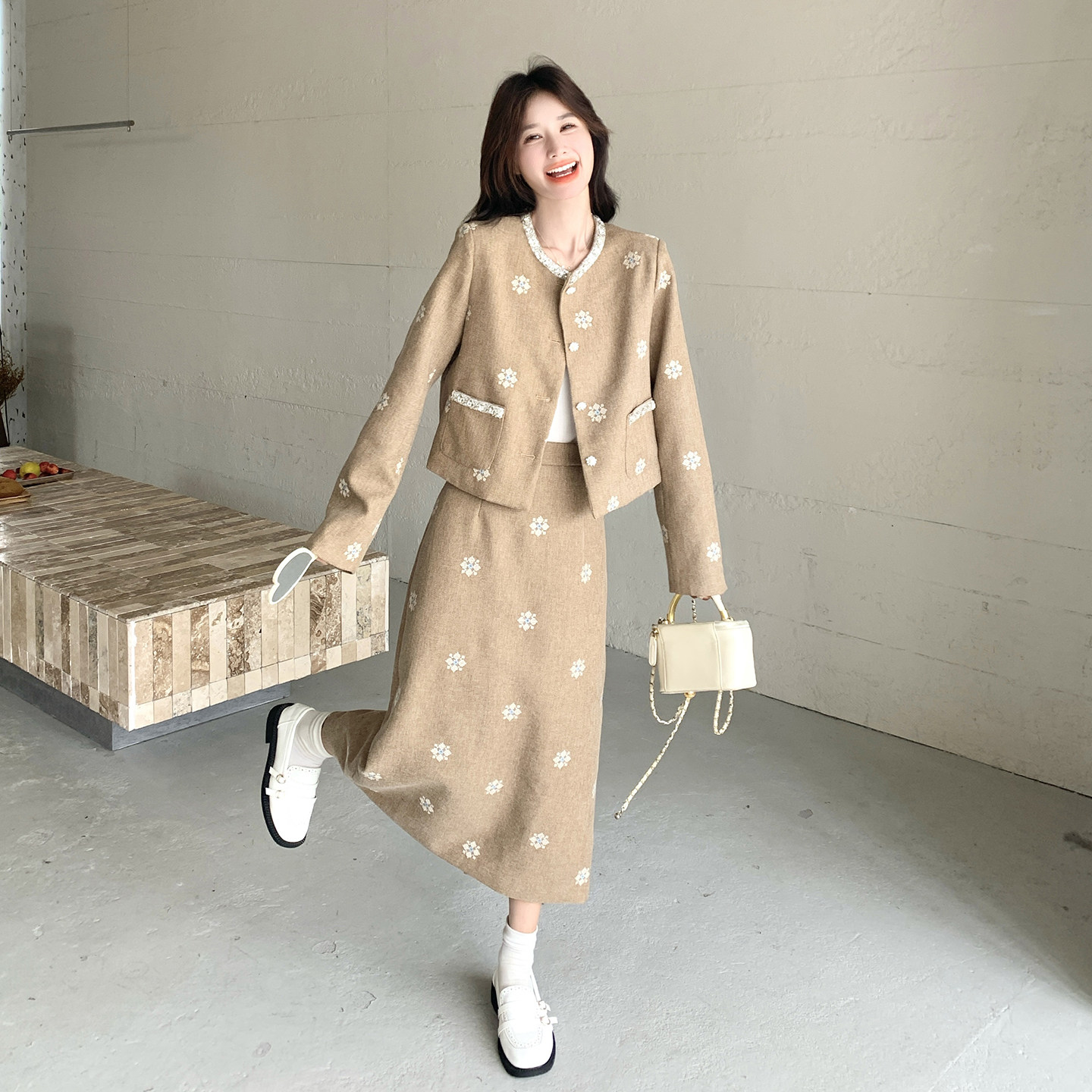 浅咖色刺绣碎花西装半身裙套装女春秋俏皮活泼大方得体穿搭两件套,女装套装/套裙,2D078