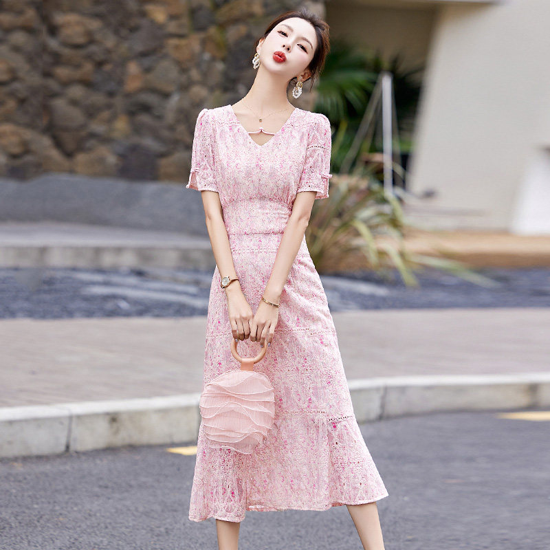 2025新款夏季女装V领减龄复古盘扣蕾丝泡泡袖显瘦连衣裙,女装连衣裙,丽莎妳雅