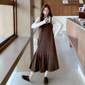 咖色复古设计感背带连衣裙套装女2025秋季温柔风打底衫长裙两件套图片