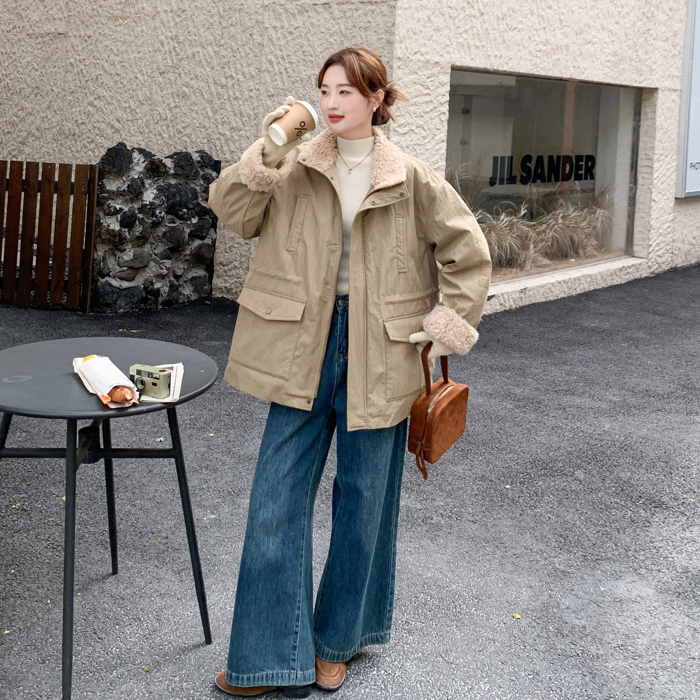 卡其色羊羔毛拼接派克羽绒服女冬季大翻领白鸭绒加厚保暖收腰外套,女装羽绒服,2C166
