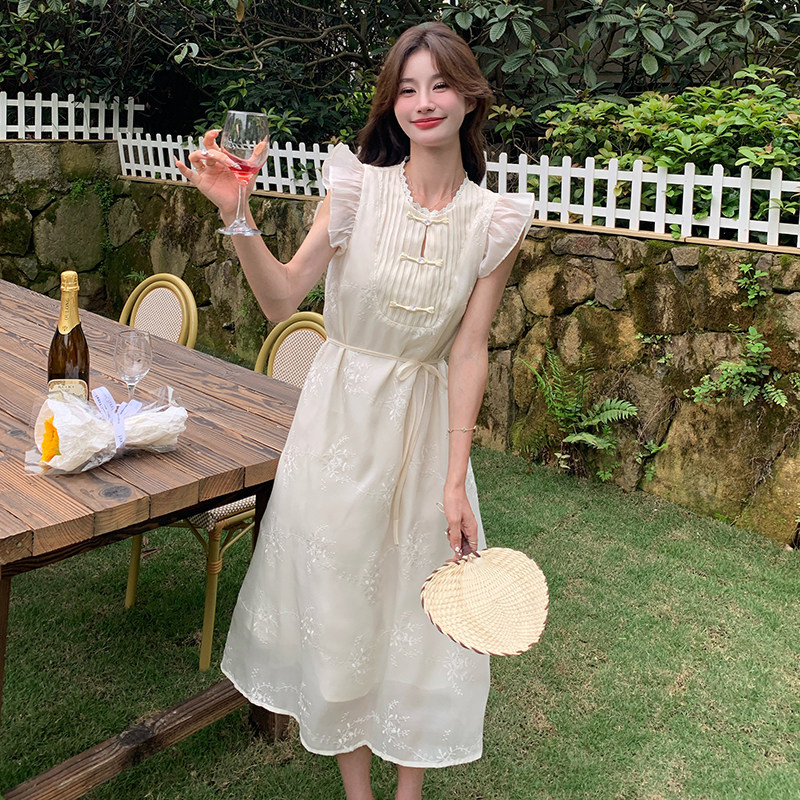 新中式少女感白色连衣裙女装夏季法式温柔风盘扣绣花飞飞袖长裙,女装连衣裙,2C057