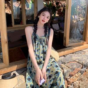 法式设计感碎花连衣裙女2025夏新款宽松显瘦度假风惊艳绝美吊带裙图片