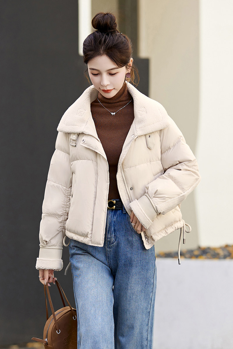 新款羽绒服女短款冬季设计感羊羔毛领拉链款白鸭绒面包服外套,女装短外套,自然秀