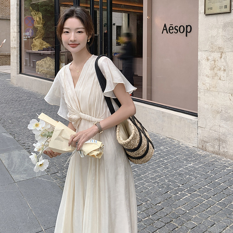 法式茶歇米白色V领连衣裙女夏温柔风收腰松弛感独特绝美连身长裙,女装连衣裙,2C115