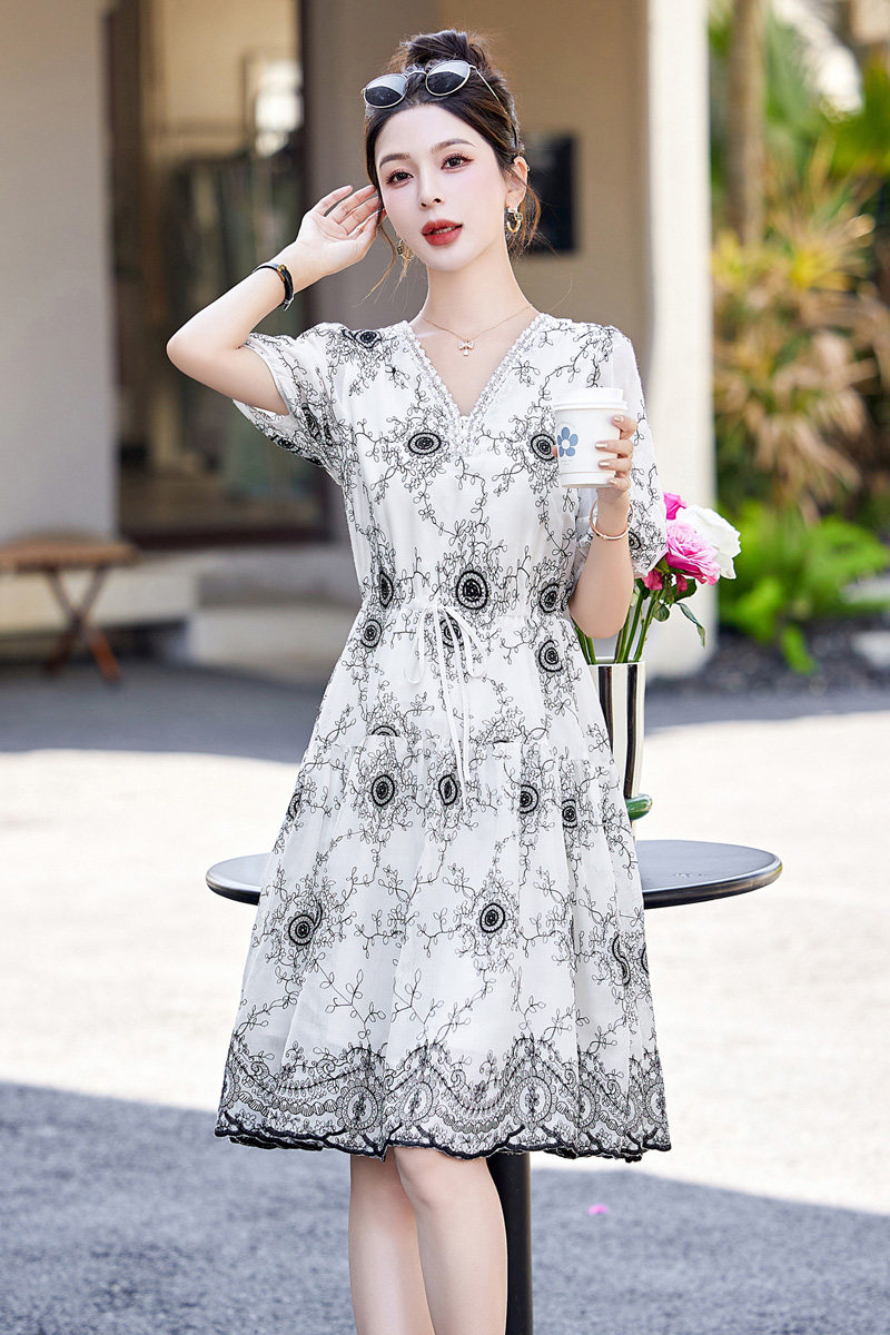 2025年夏季V领优雅绣花女装女士精品串珠装饰泡泡袖中长款连衣裙,女装连衣裙,丽莎妳雅