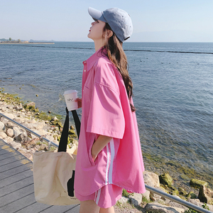 多巴胺绝美穿搭粉色衬衫短裤女夏2025超火休闲运动度假图片