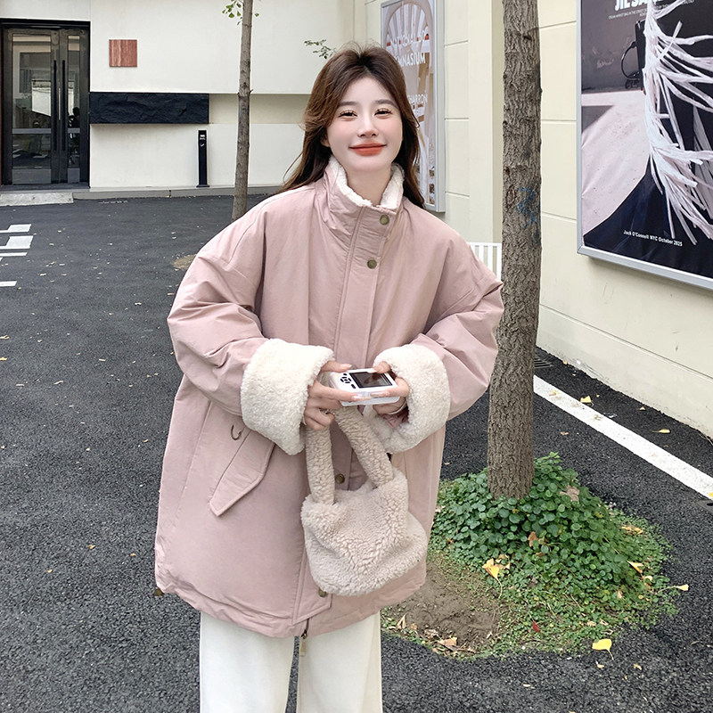 粉色羊羔毛拼接工装羽绒服派克服女短款2024冬季新款加厚保暖外套,女装羽绒服,2C115