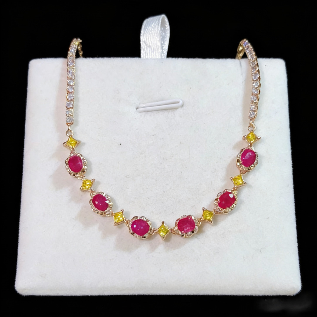 トレンディで洗練されたピンクの4×5mmブレスレット。カナリアイエローのスクエアカットのサファイアとルビーがあしらわれ、925スターリングシルバーに金メッキが施されています。