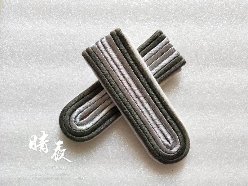 The commander of the original commodity of the DDR weaves the shoulder chapter of the warrant officer