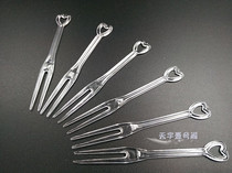 A piece fork of about 500 pieces of one - time plastic cutting fork )