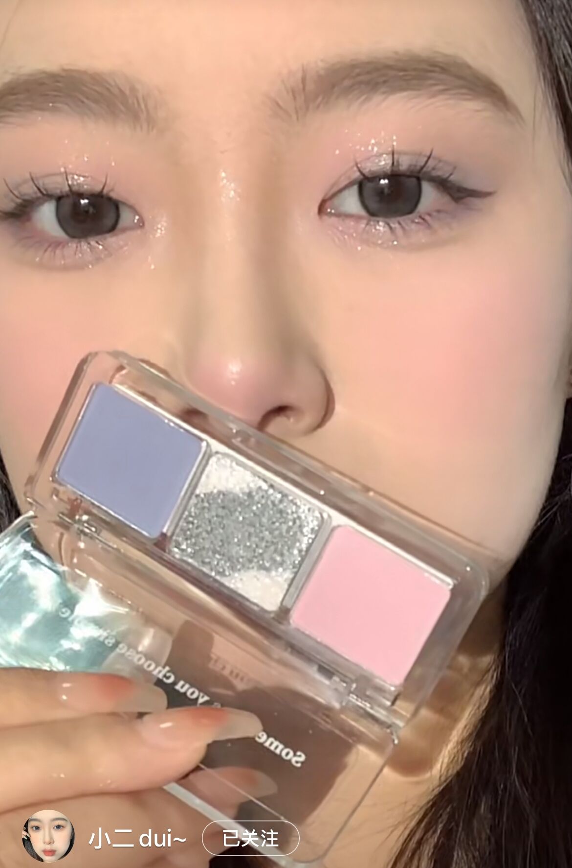 Thanks to the pink blue banging on the cool, the Lay Meng tri-color eye shadow JM08 the fog of the night is low in saturation and tender