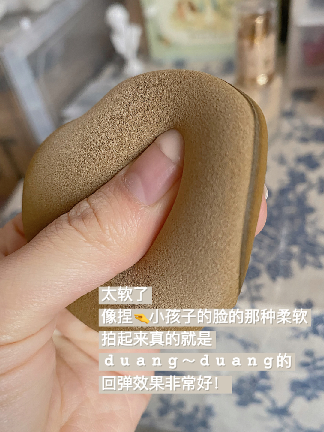 Hand feel invincibles Q play with egg yolk sent air cushion powder bashing softly not to eat Pink Clothing Post Makeup Sponge pineapple pie