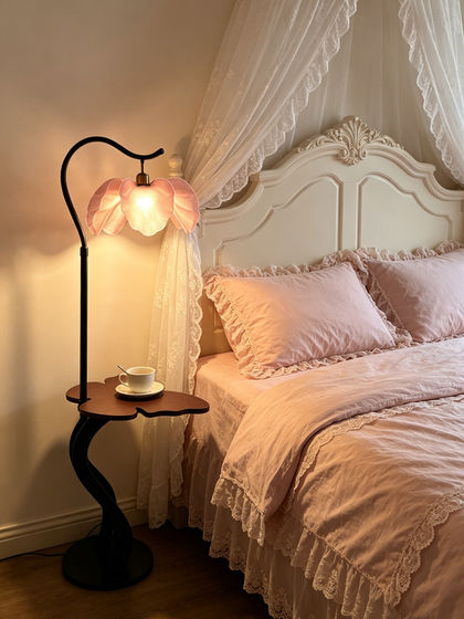 French-Style 2026 Vintage Petal Floor Lamp, New Designer Model for Living Room Sofa, Integrated Bedroom Ambient Light