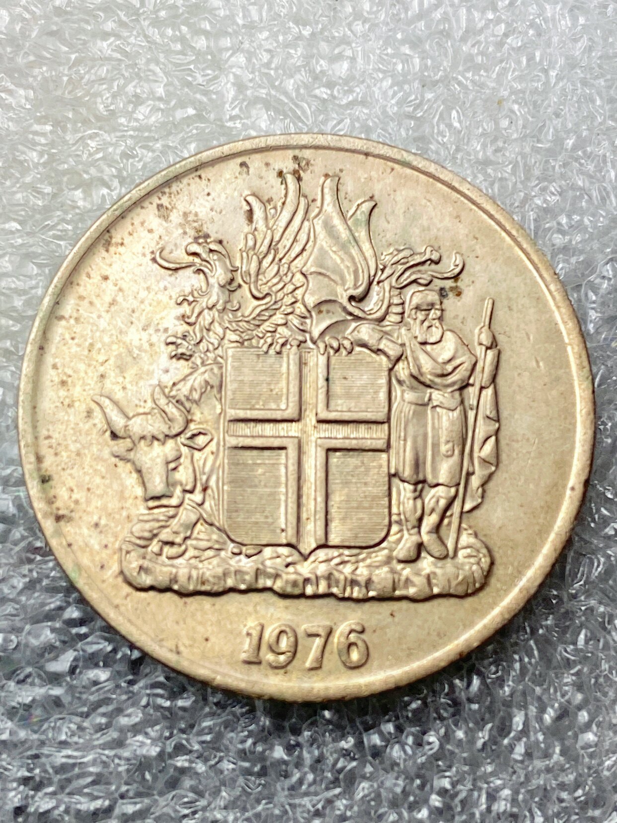 1976 Iceland 10 krong copper nickel with light - good phase coin collection