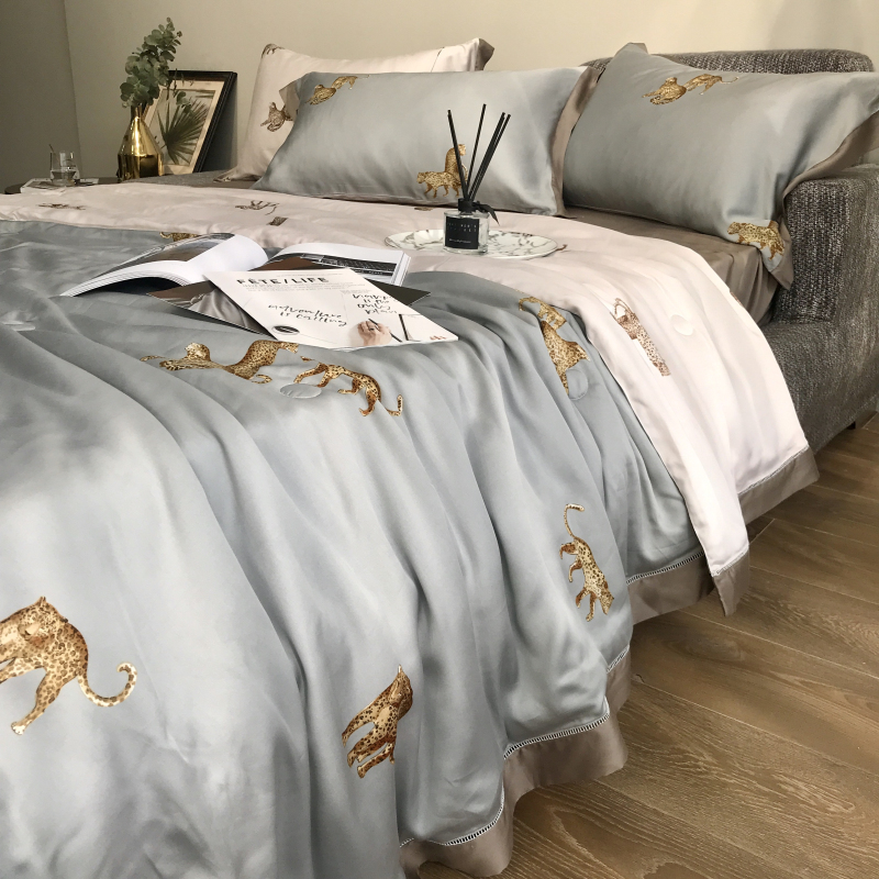 80 Lana fine natural silk summer is air conditioned by four sets of double-sided naked sleeping summer cool by silk Slip satin leopard can be washed by machine