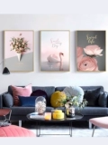 Северная гостиная декоративная живопись розовая стена, висящая картина с картиной рамки, спальня спальни, кровати, маленькая свежая висящая картина красивая лебедь