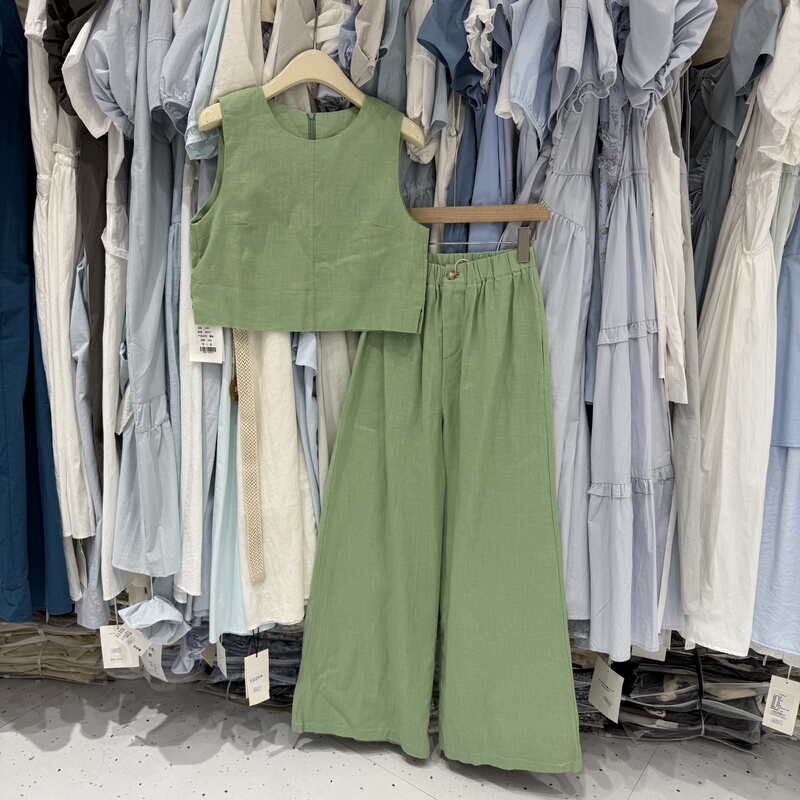 Green Cotton and Linen Suit for Women, Summer Sleeveless Vest Short Top + Loose Slimming Wide-Leg Pants Two-Piece Set 28247 Green Cotton and Linen Suit for Women, Summer Sleeveless Vest Short Top + Loose Slimming Wide-Leg Pants Two-Piece Set 28247