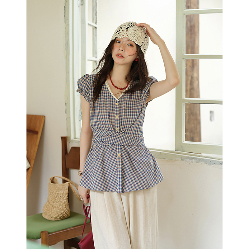 [Strawberry Exclusive] Mystery Show Lace Trim Short Sleeve Shirt with Bow Tie and Puff Sleeves, Waist-Cinching Top