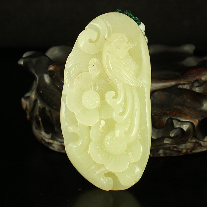 Buy it now, natural Xinjiang Hetian jade, exquisite carving, put the piece on the brow