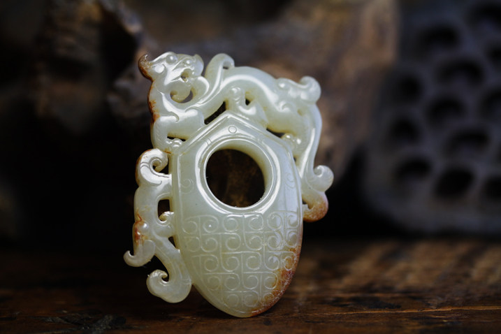 The Warring States and the Tian Baiyu jade Dragon Tattooed Dragon Tattooed Peek-shaped Peek Chicken Hearts Petyoku Yellow Millennium High Ancient Jade Genuine