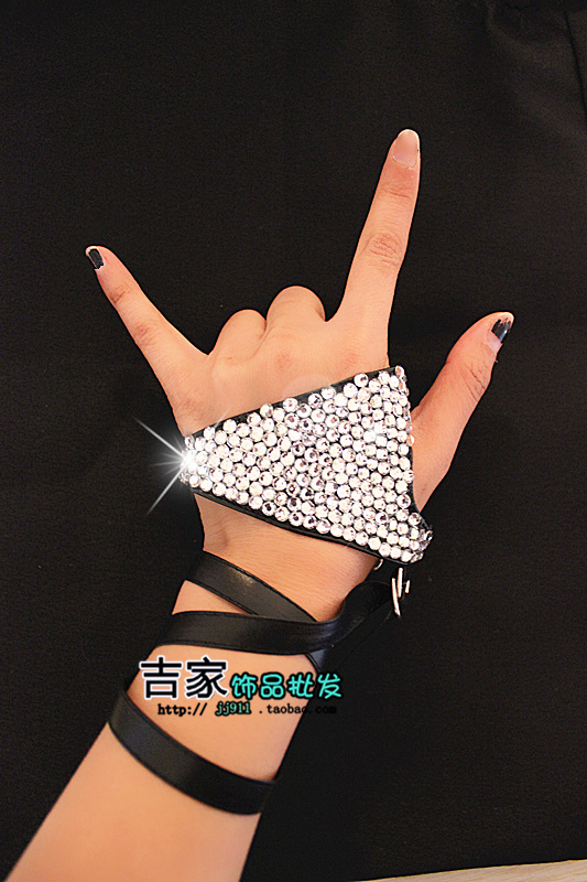 Hand-inlaid drilling in the middle of the island Merga with jazz half-palm leather half fingers crossed straps gloves ds leading steel tubes JAZZ