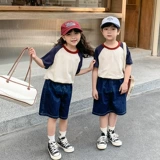 Простая одежда для родителей и детей для семьи из трех человек. Новая летняя семейная одежда 2025 года с короткими рукавами. Футболки, которые вышли на улицу и представляют собой универсальную одежду для матери и дочери.