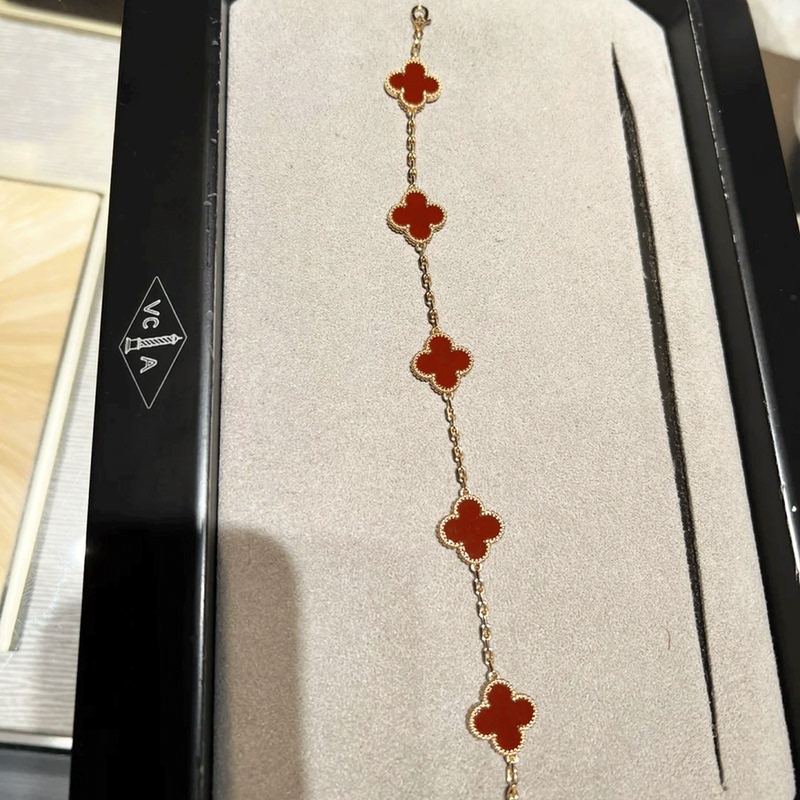 Special Offer on the Way: Vca Van Cleef & Arpels Popular Classic Red Chalcedony Five-Leaf Clover Lucky Bracelet Special Offer on the Way: Vca Van Cleef & Arpels Popular Classic Red Chalcedony Five-Leaf Clover Lucky Bracelet