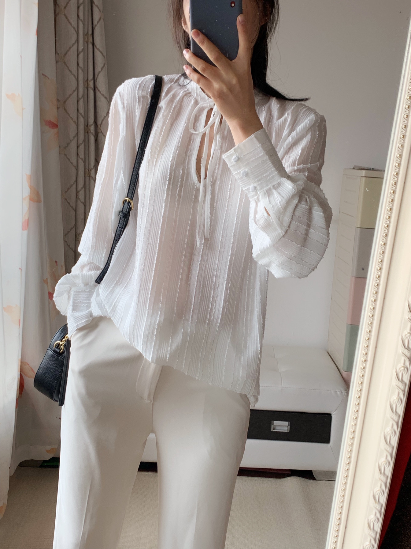 Chunyuanxian Qi and Cognitive Coexist Plume Yarn White bag Buttoned Sleeve Shirt Long Sleeve Tie has a large size