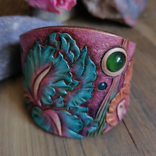 Handmade vegetable tanned cowhide carved accessories jewelry custom painted iris inlaid green chalcedony women's bracelet