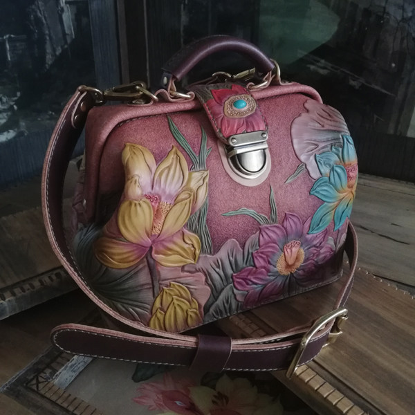 Hand - vegetable tanned bull carvings painted lotus inlaid with green pine stone female 18 cm gold - slanted handbag