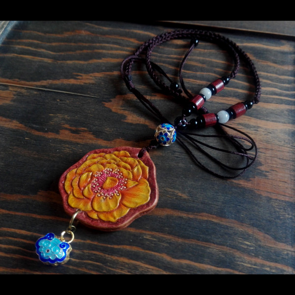 Handmade cowhide men's bags and women's bags high-end gifts custom-made cowhide carved and painted women's rose flower necklace pendant
