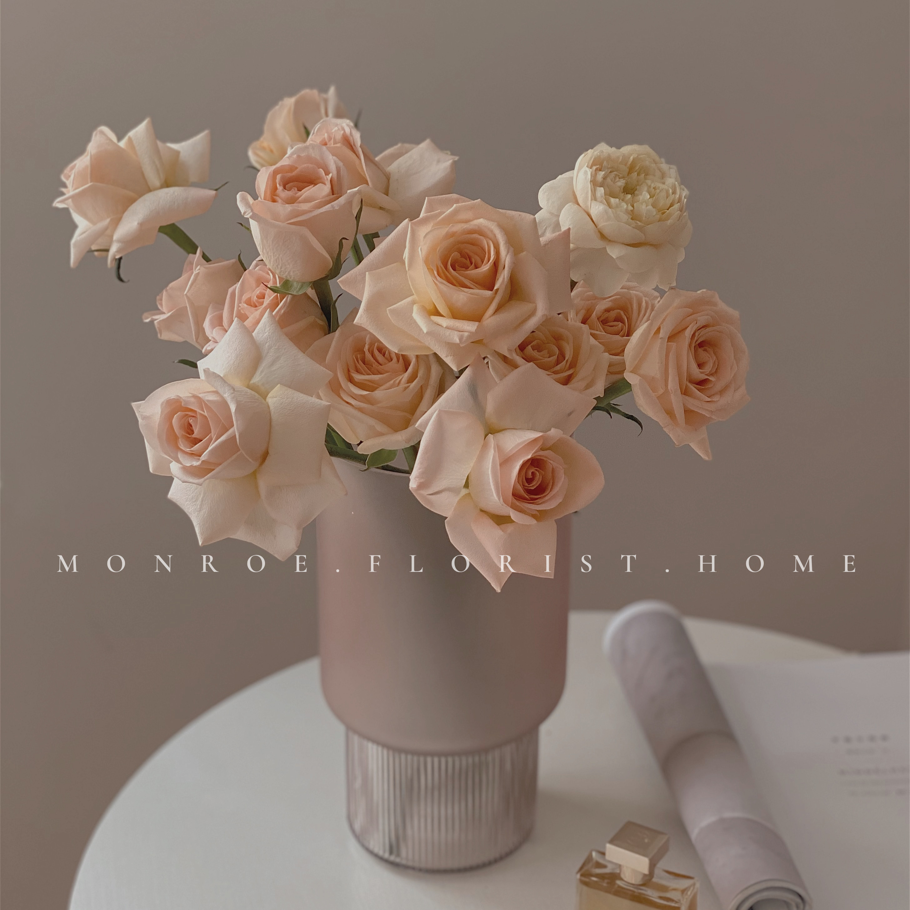 MONROE Dream Deer Studio Net Red Light Extravagant Glass Vase Swing Parlor Flower Arrangement Flowers Flower Small Red Book Table
